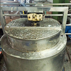 Reator em aço inox com aquecimento.